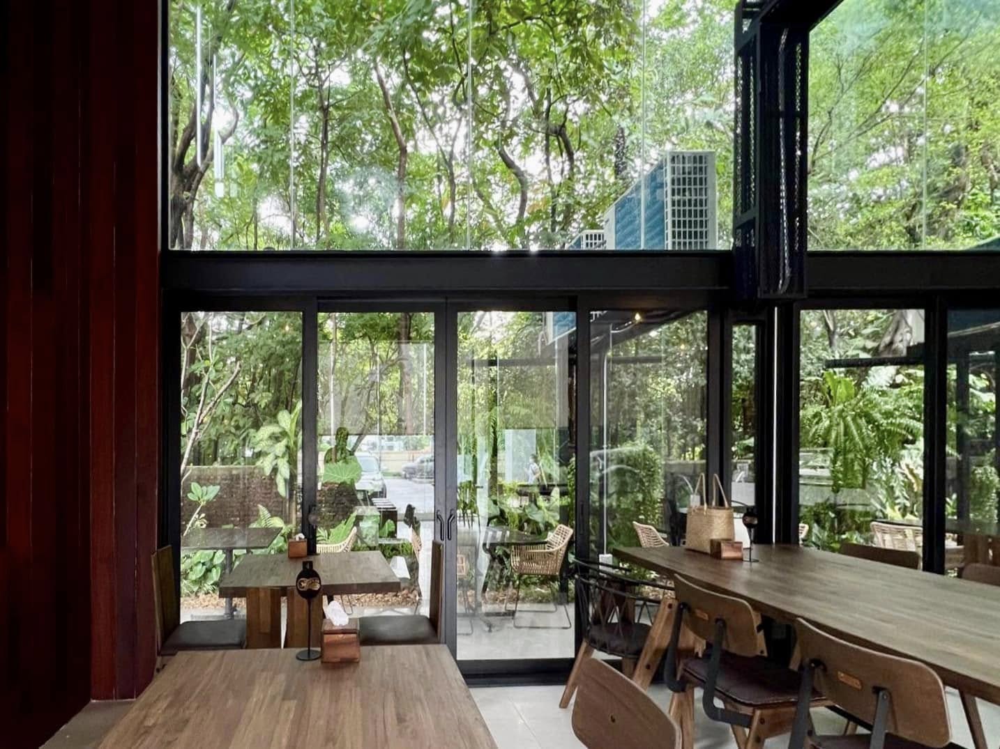 เรือนกระจกกลางสวนเขียว บรรยากาศฟีลเขาใหญ่ที่ 360 Hours Cafe & Bar