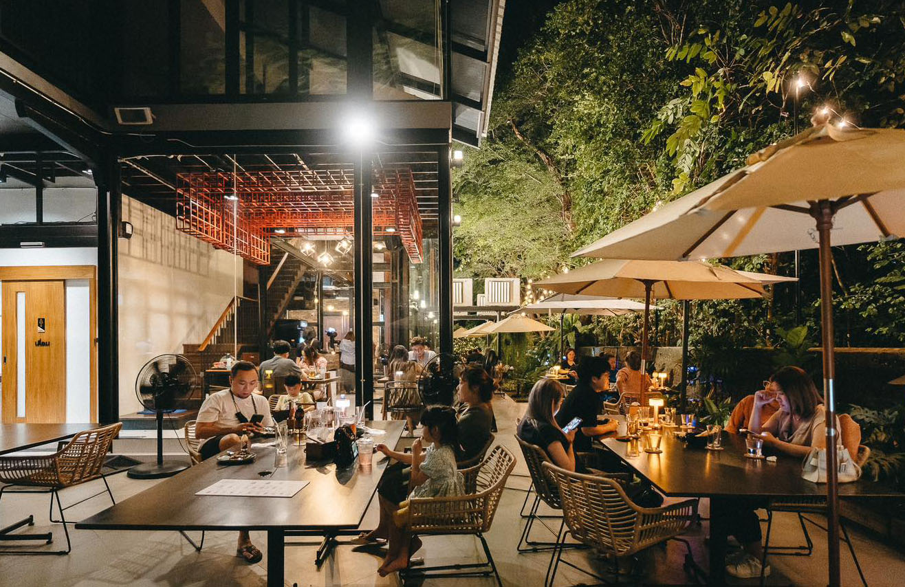 บรรยากาศบาร์ยามค่ำคืนที่ร้านนั่งชิวใกล้บึงหนองบอน